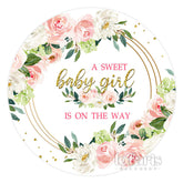 A Süß Baby Mädchen Ist An Der Weg Rosa Runden Hintergrund